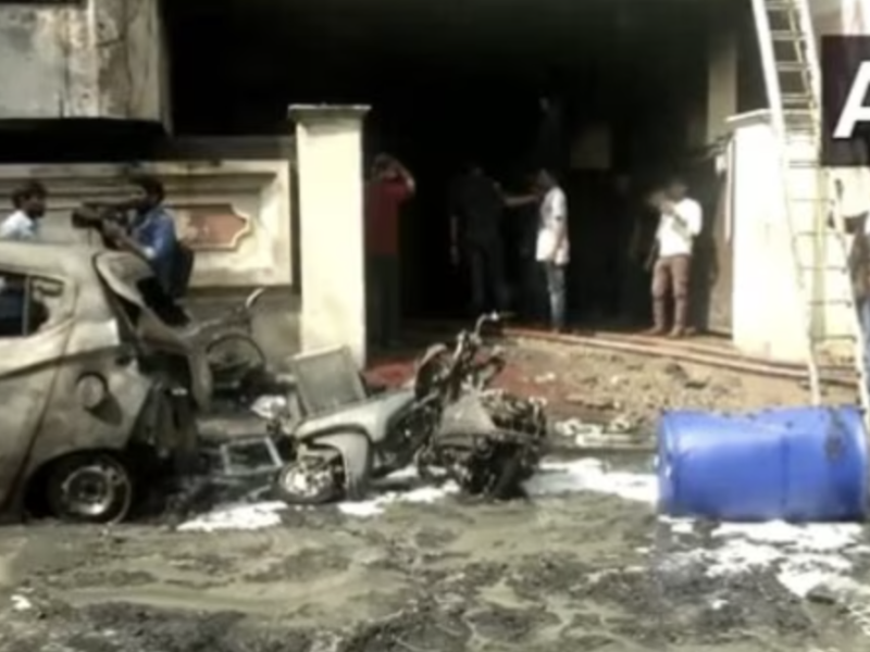 Fire In Godown In Hyderabad 6 Died and 3 Injured in the Accident